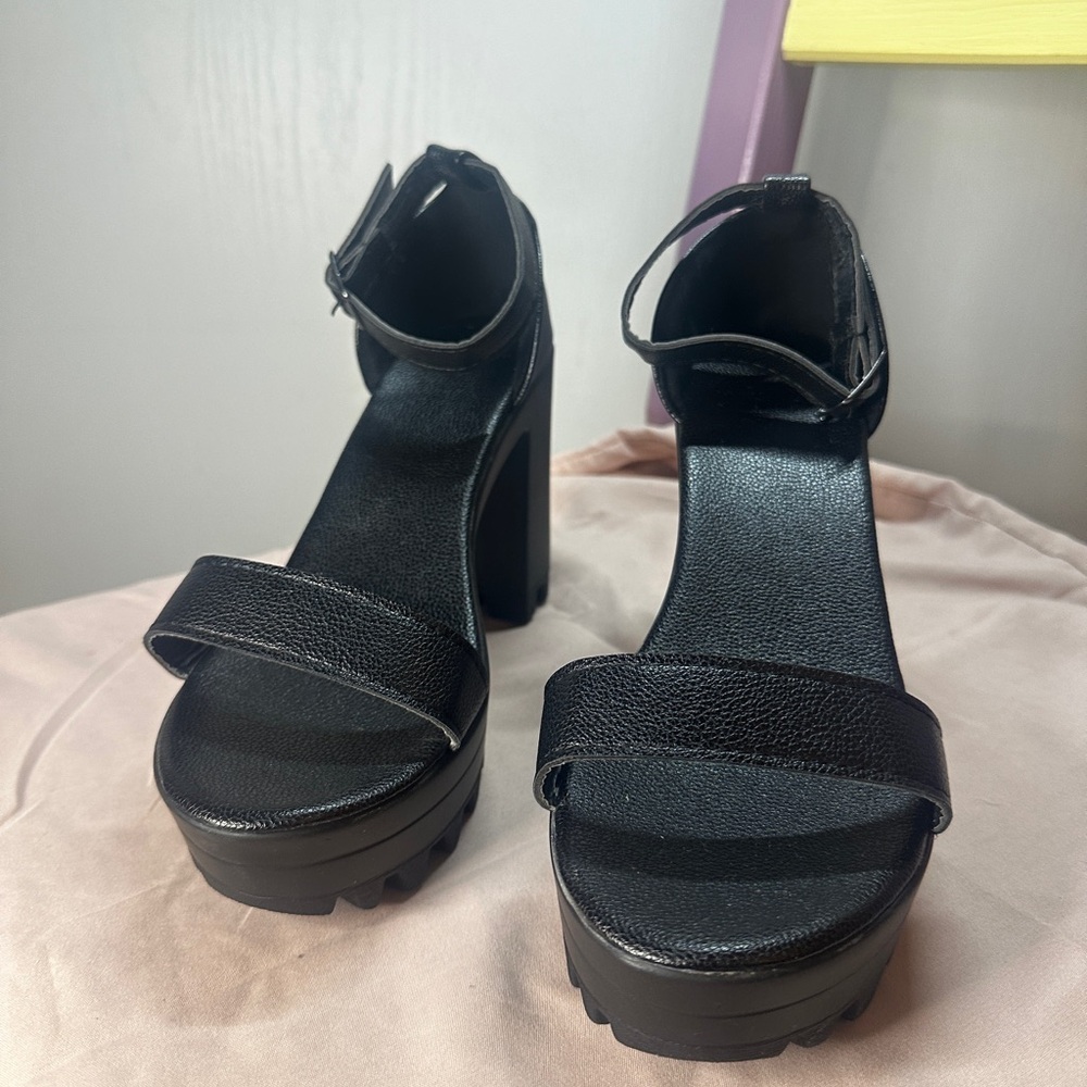 Wide size 8 black platform sandals